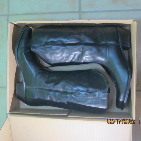 boots - Picture 3 of 12